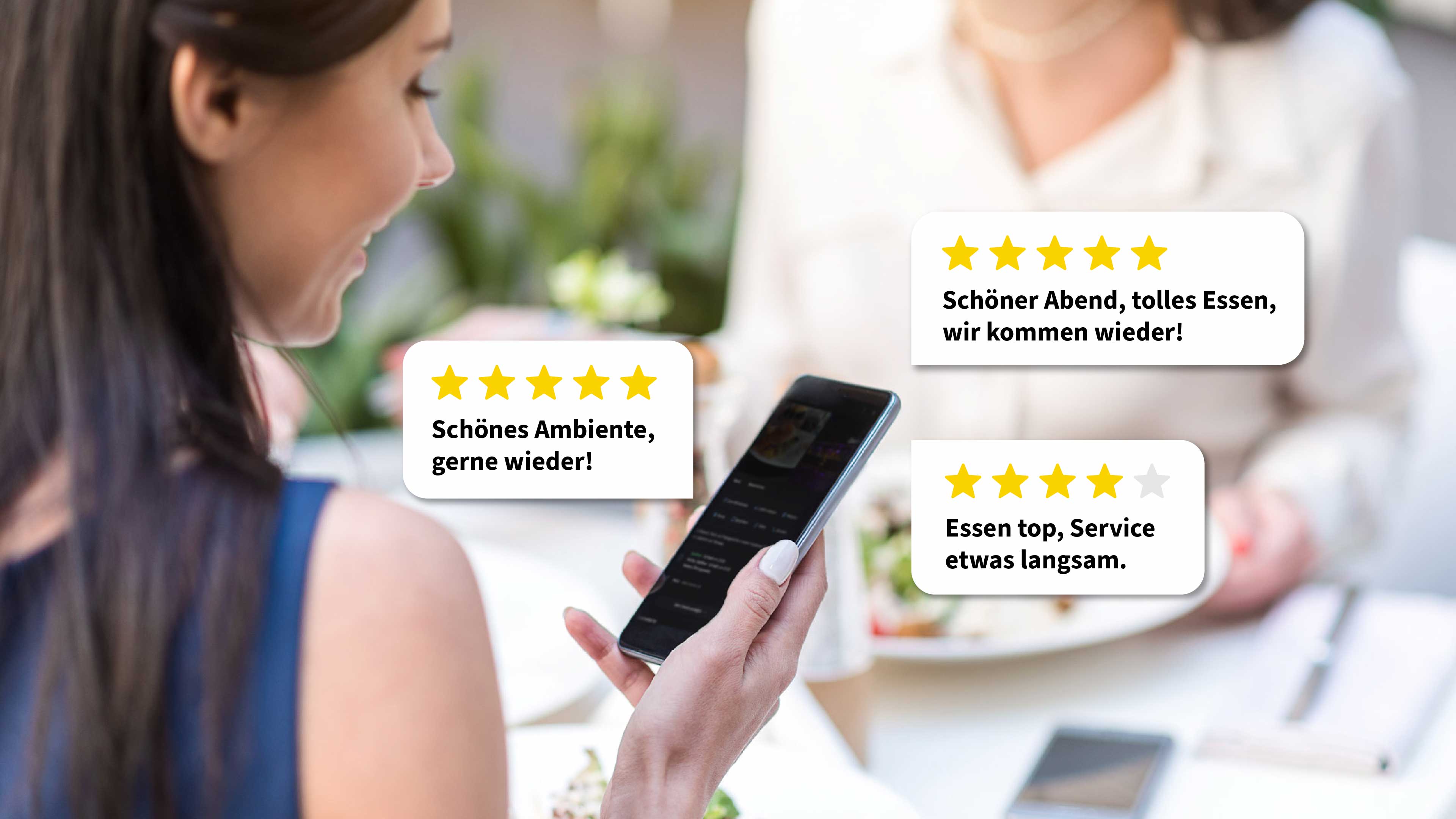 Drei Gästebewertungen als Sprechblasen mit Sternen vor einer Person mit Smartphone im Restaurant als Symbol fürs Beantworten von Google-Rezensionen