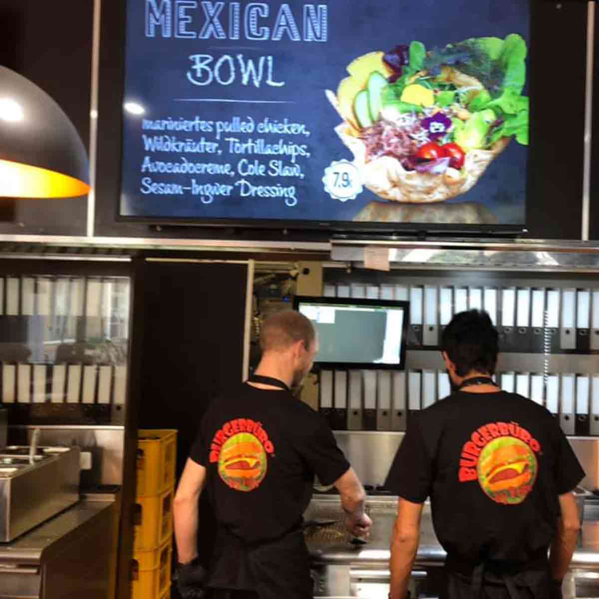 Digital Signage über der Theke im Redo Burgerbüro