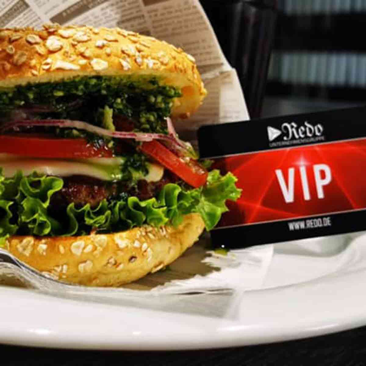 Redo-Burger mit einer drapierten VIP-Kundenkarte