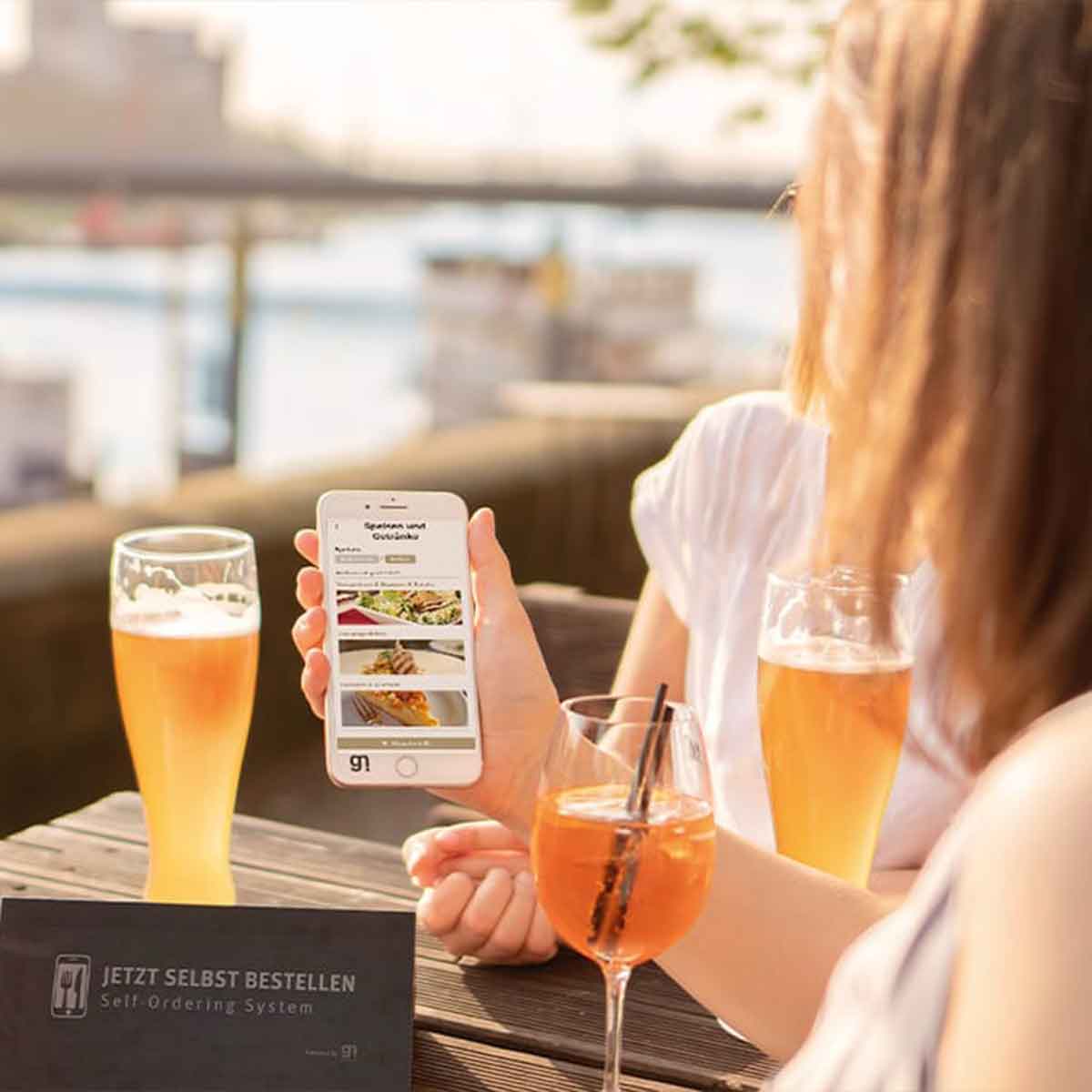 Self-ordering über einen QR-Code Tischaufsteller auf der Terrasse